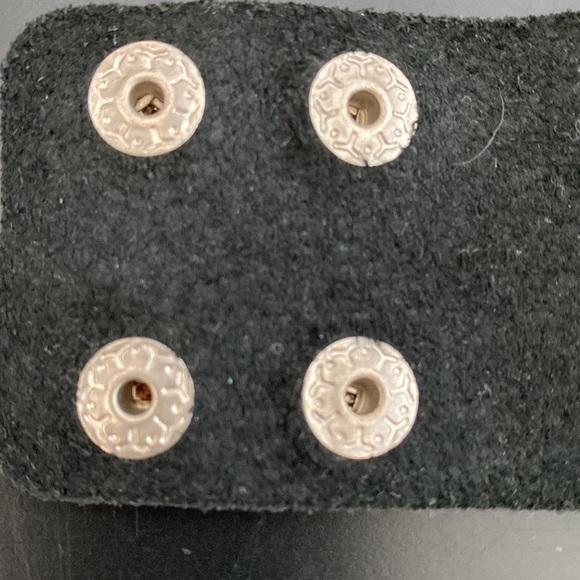 Metal scaled leather cuff bracelet - Picture 7 of 10